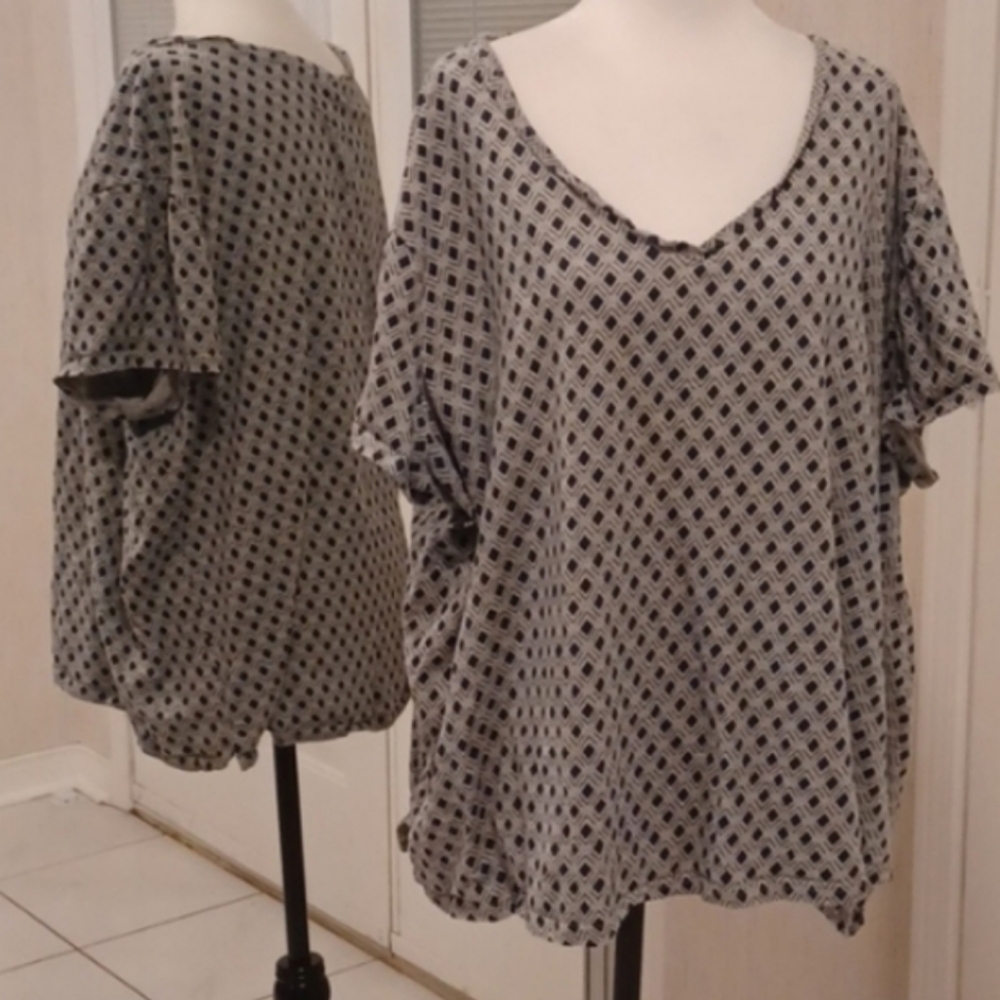 4/$30 Navy Blue & Gray Diamond Pattern V-Neck Tee - Size 4X (US22)